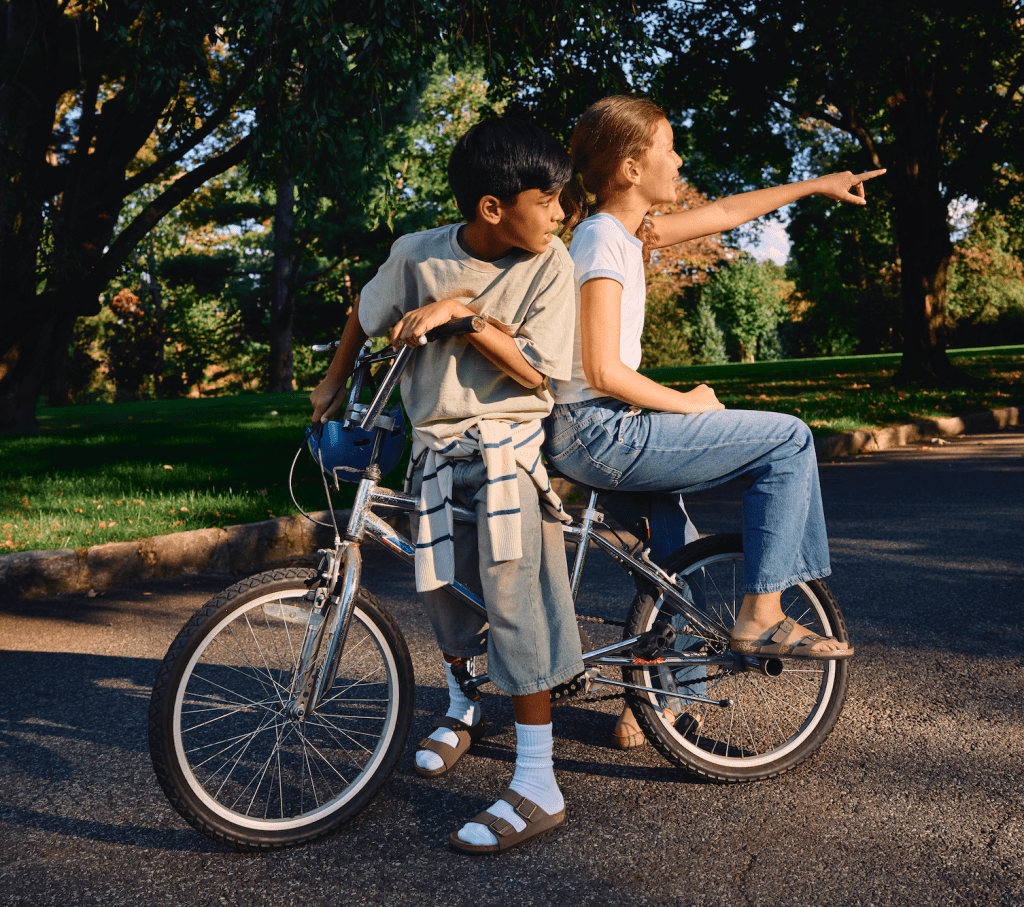 Birkenstock presenta nuevos diseños llenos de color, ergonómicos y sostenibles para los más pequeños, combinando comodidad y tendencia. Siluetas perfectas para pasar del juego al descanso en plena primavera.
