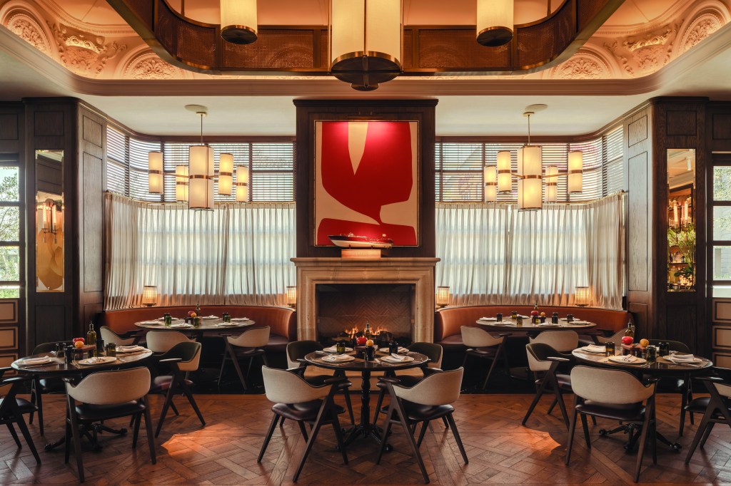 Alfonso López Baz, autor del prólogo, es arquitecto, fotógrafo y fundador de Grupo LBC, una firma de arquitectura líder con sede en la Ciudad de México. 
Jorge Méndez Blake, autor del texto, es un artista residente en Guadalajara que trabaja en diversos medios, como el dibujo, la pintura, el cine, la escultura, la instalación y la performance, abogando por las posibles relaciones entre obras clave de la literatura universal y el espacio a través de la arquitectura.